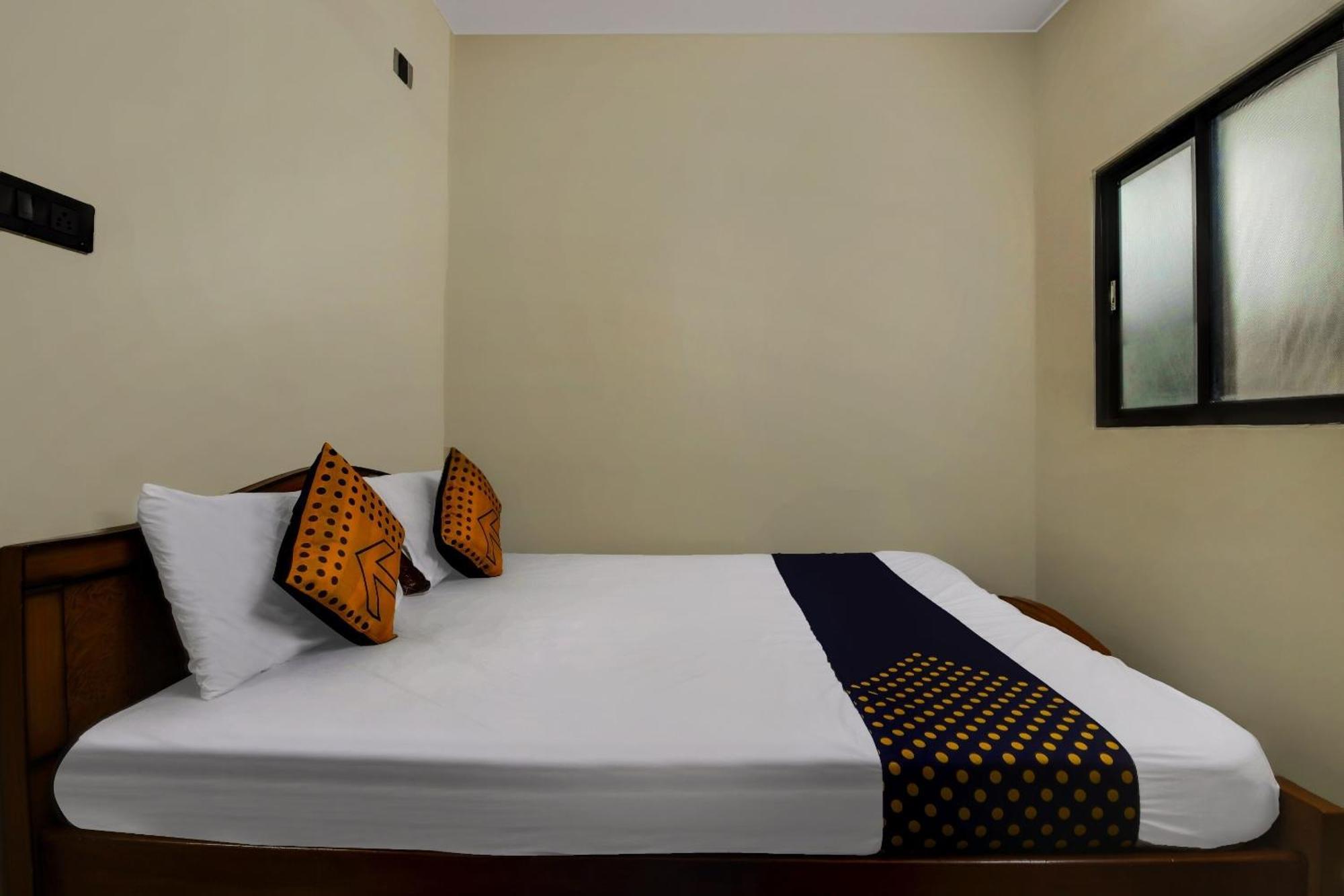 สปอต ออน 73621 ศรีนิวาส บอร์ดดิ้ง แอนด์ ลอร์ดจิ้ง Hotel Jalahalli ภายนอก รูปภาพ
