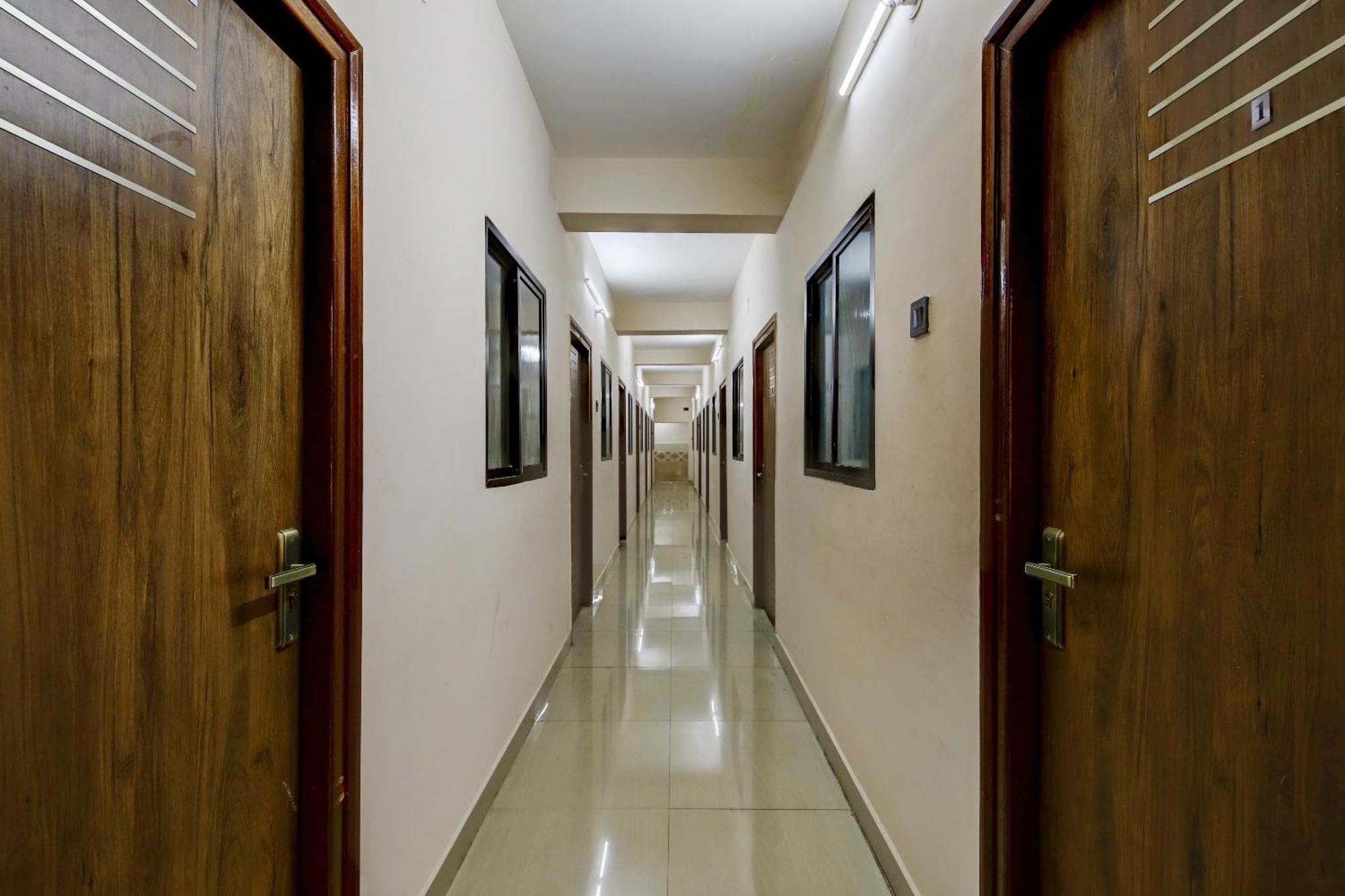 สปอต ออน 73621 ศรีนิวาส บอร์ดดิ้ง แอนด์ ลอร์ดจิ้ง Hotel Jalahalli ภายนอก รูปภาพ