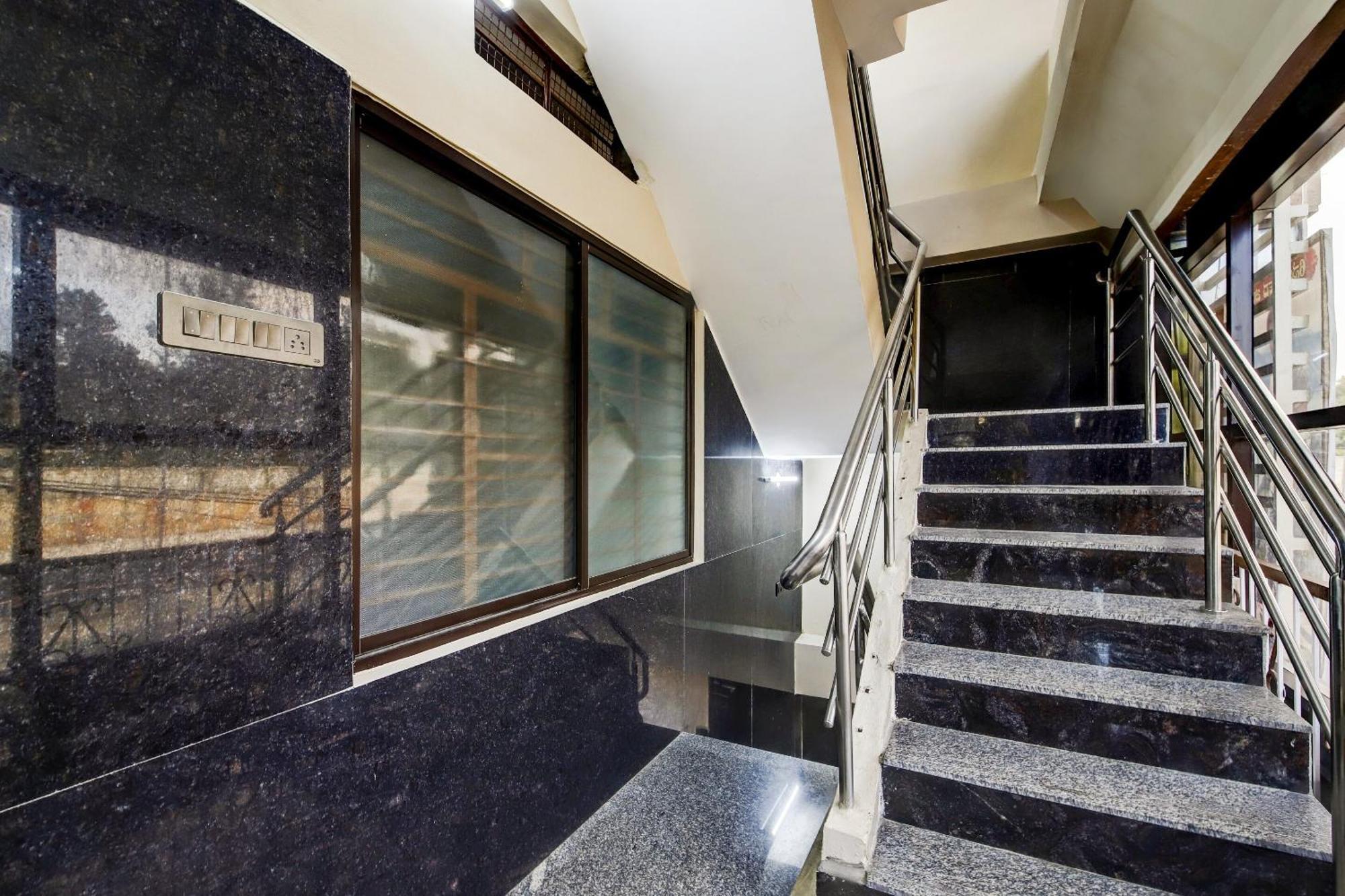 สปอต ออน 73621 ศรีนิวาส บอร์ดดิ้ง แอนด์ ลอร์ดจิ้ง Hotel Jalahalli ภายนอก รูปภาพ