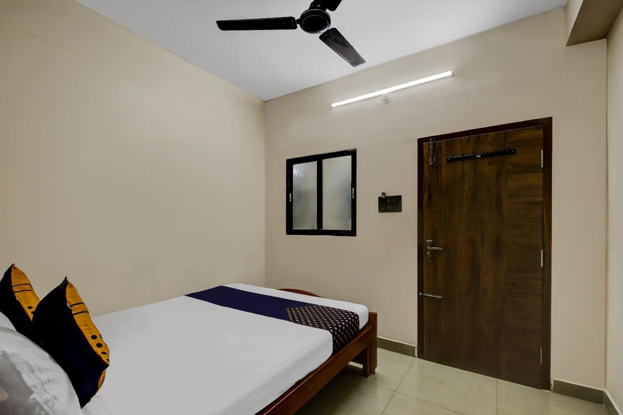 สปอต ออน 73621 ศรีนิวาส บอร์ดดิ้ง แอนด์ ลอร์ดจิ้ง Hotel Jalahalli ภายนอก รูปภาพ