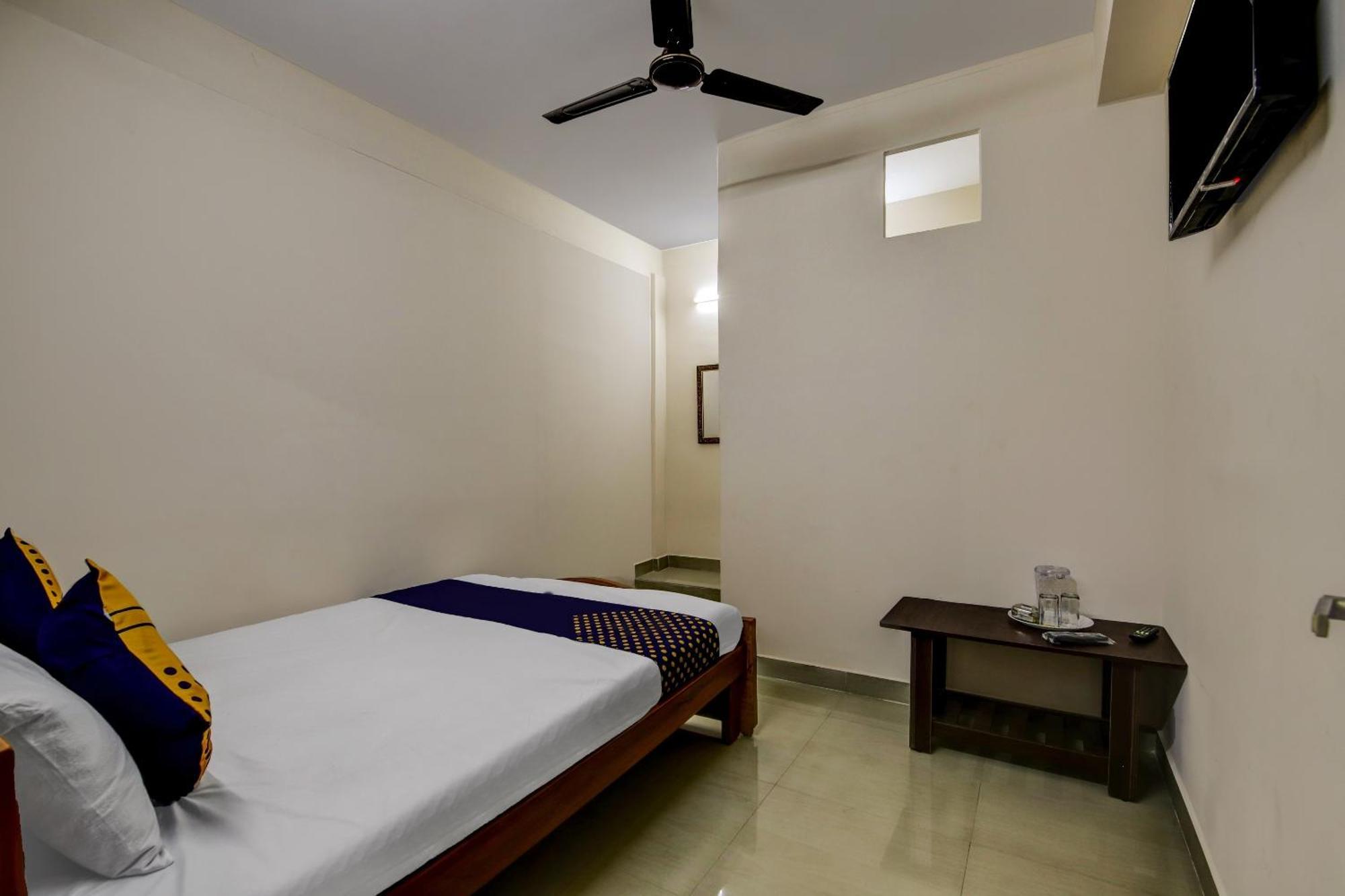 สปอต ออน 73621 ศรีนิวาส บอร์ดดิ้ง แอนด์ ลอร์ดจิ้ง Hotel Jalahalli ภายนอก รูปภาพ