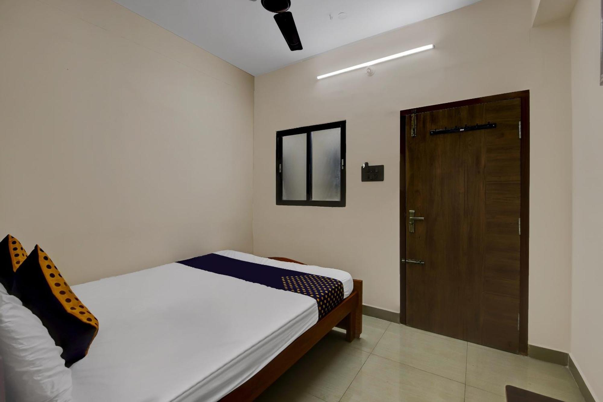 สปอต ออน 73621 ศรีนิวาส บอร์ดดิ้ง แอนด์ ลอร์ดจิ้ง Hotel Jalahalli ภายนอก รูปภาพ