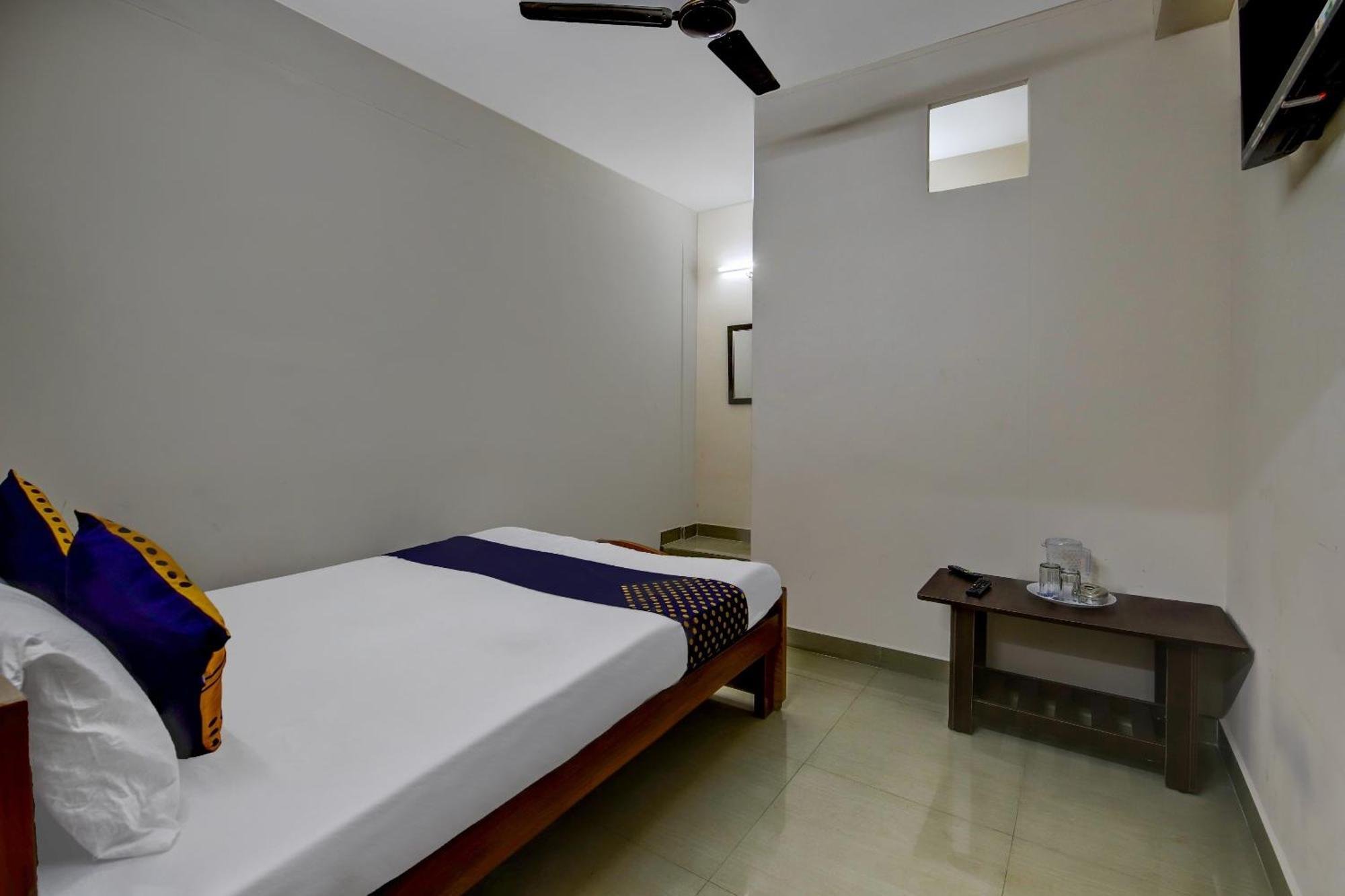 สปอต ออน 73621 ศรีนิวาส บอร์ดดิ้ง แอนด์ ลอร์ดจิ้ง Hotel Jalahalli ภายนอก รูปภาพ