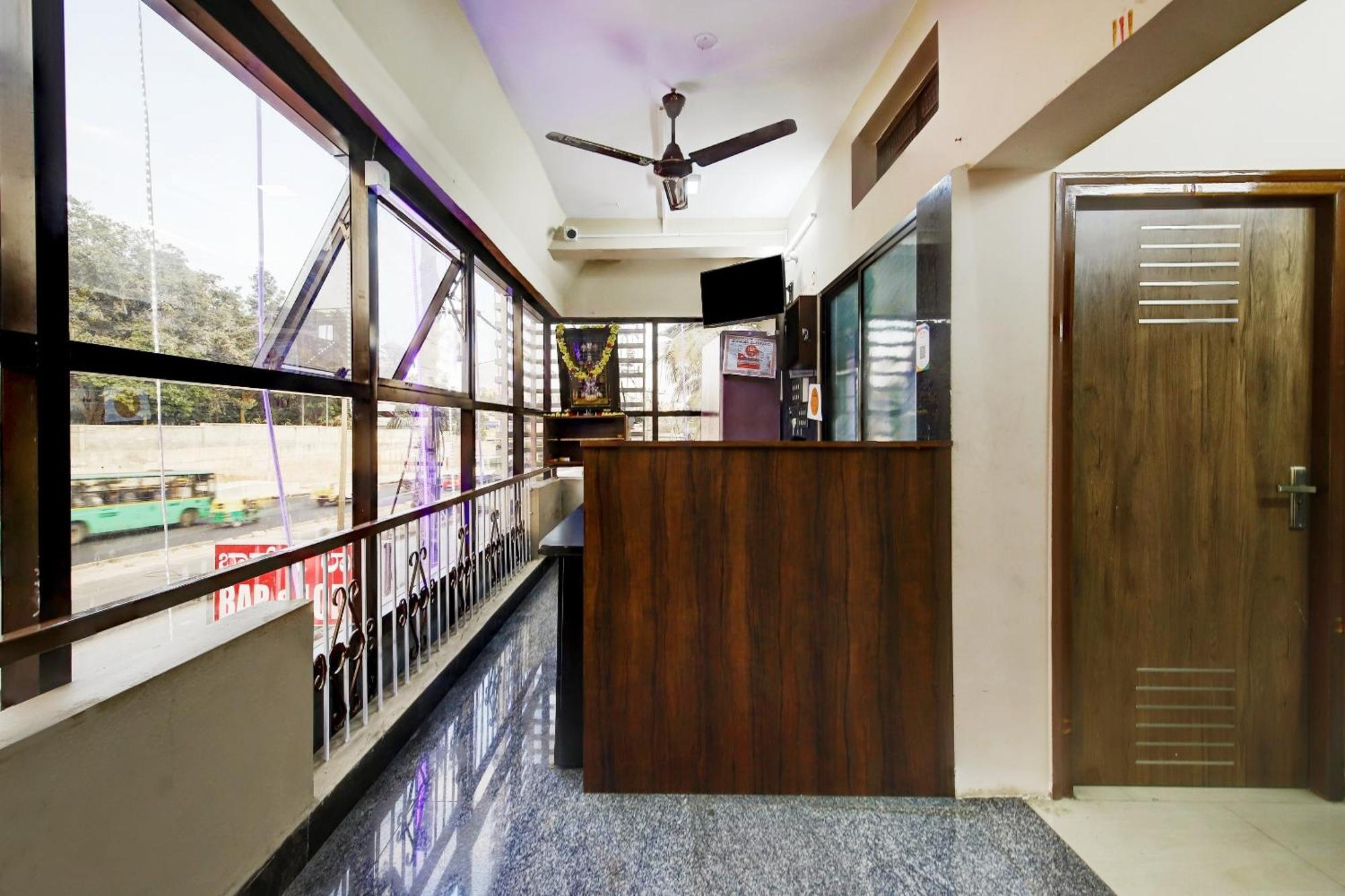 สปอต ออน 73621 ศรีนิวาส บอร์ดดิ้ง แอนด์ ลอร์ดจิ้ง Hotel Jalahalli ภายนอก รูปภาพ